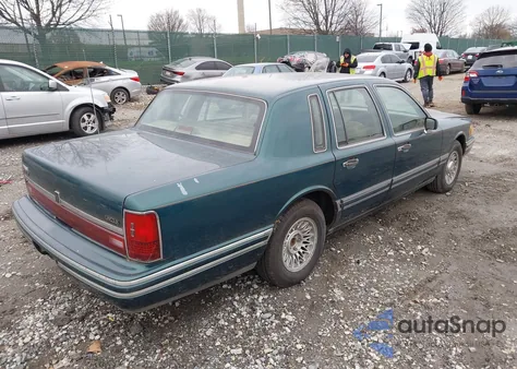 1994 Lincoln Town Car Executive z USA, uszkodzony, nr VIN 1LNLM81W6RY649993